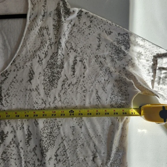 Design Lab White Snakeskin Oversized Loose V-Neck Sweater Top Size 1X Light - Picture 7 of 7